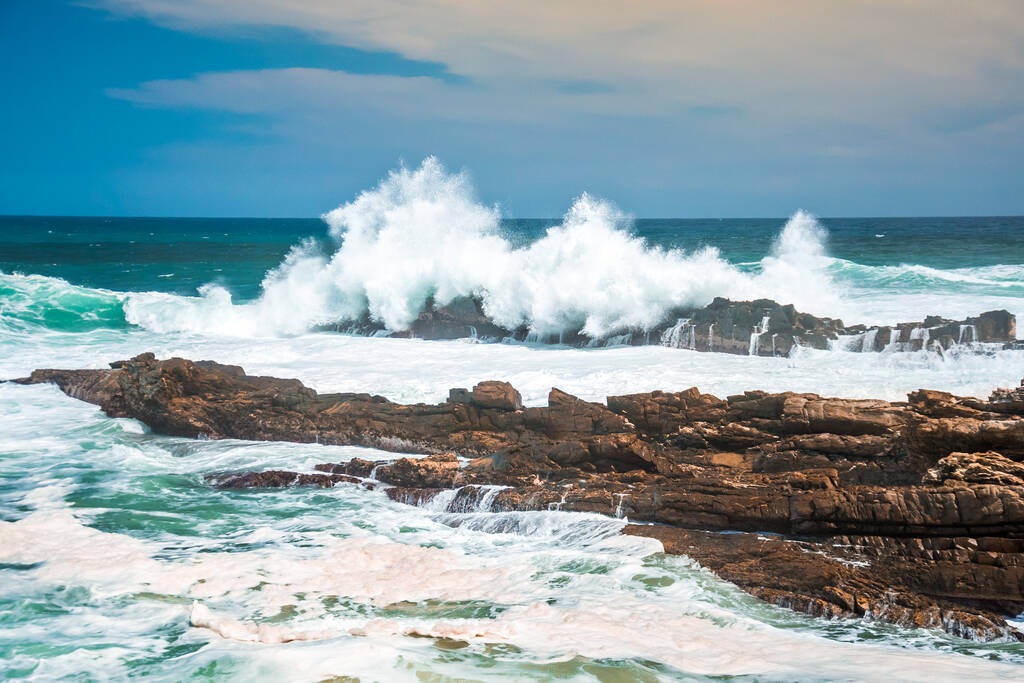 Хвилі падають дико на скелястому березі річки Стормс у національному парку Ціцікамма (ПАР). - Фото, зображення