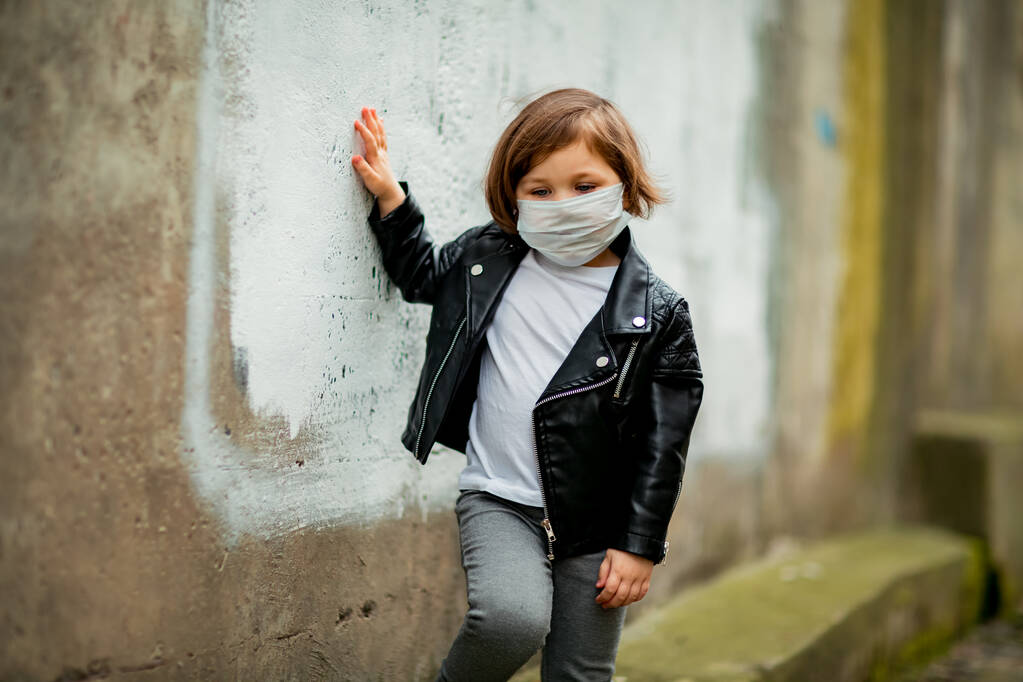 mała dziewczynka na spacerze w masce medycznej - Zdjęcie, obraz