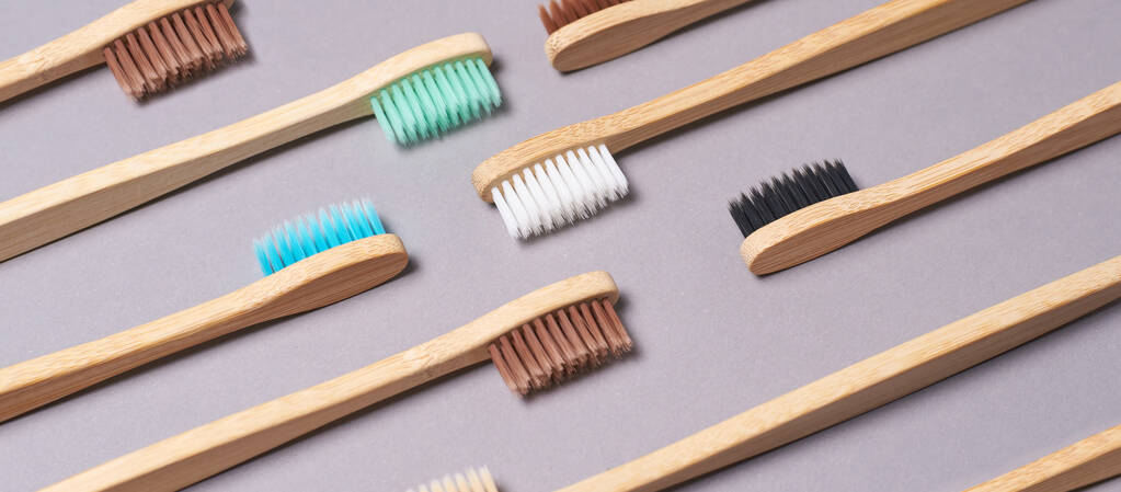 Een set bamboe tandenborstels. Andere kleur - Foto, afbeelding