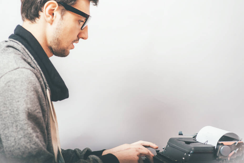 schöner Journalist, der mit Schreibmaschine schreibt - Foto, Bild