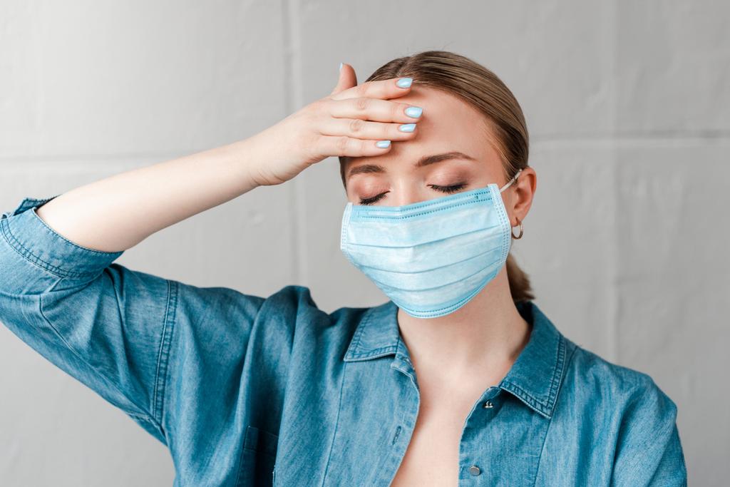 nő orvosi maszk megérinti homlok csukott szemmel - Fotó, kép