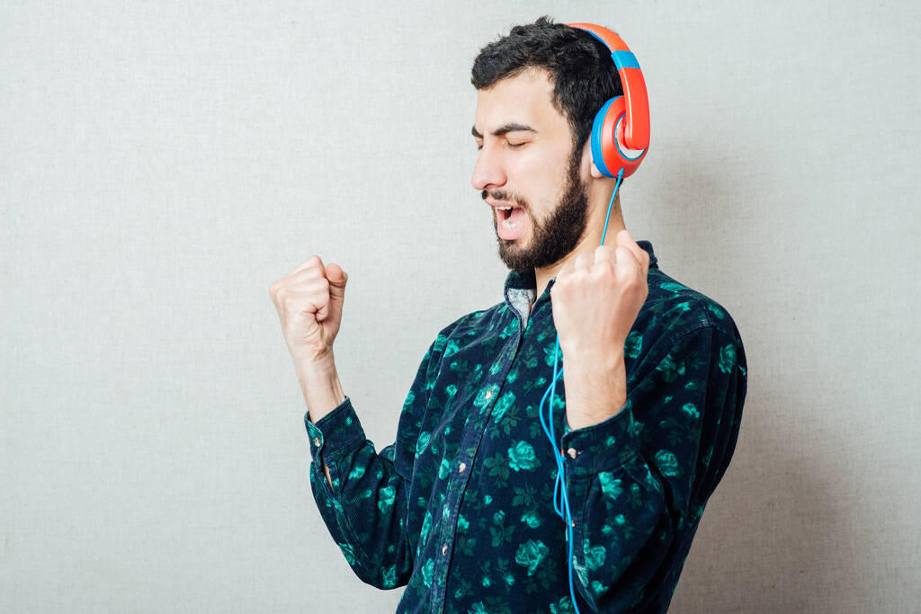 hombre escucha música con auriculares
 - Foto, imagen