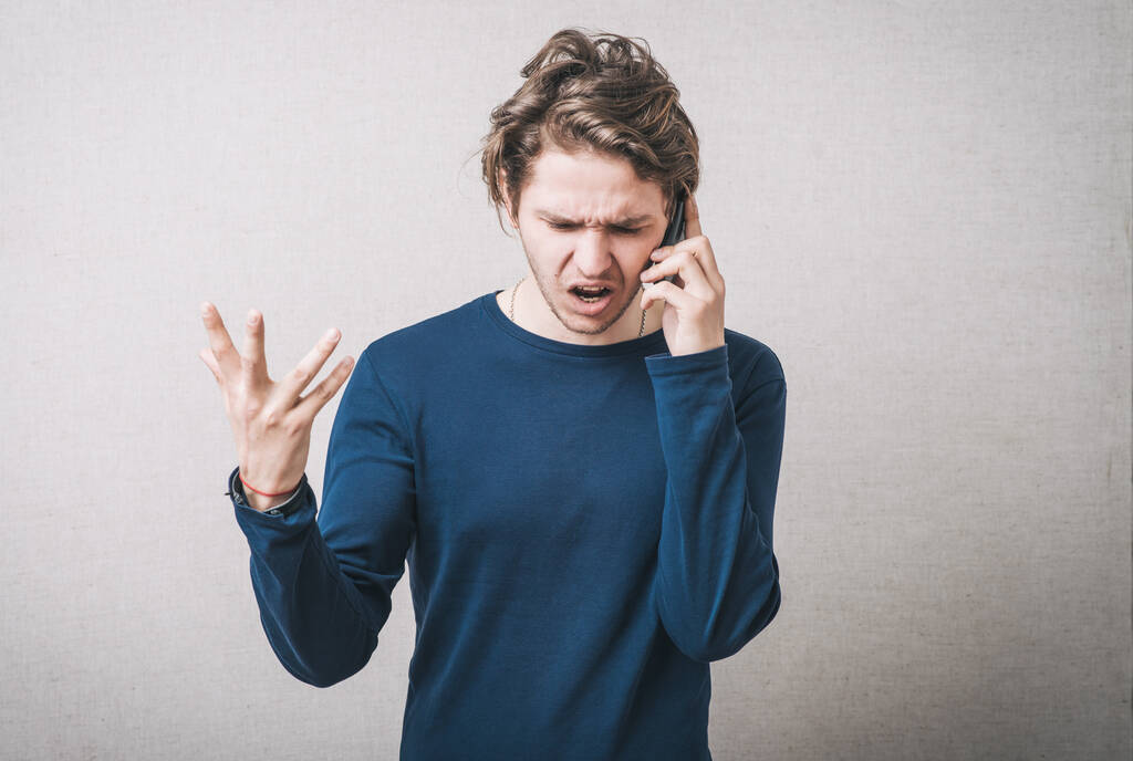 Naštvaný obchodník křičící na mobil, konverzace - Fotografie, Obrázek