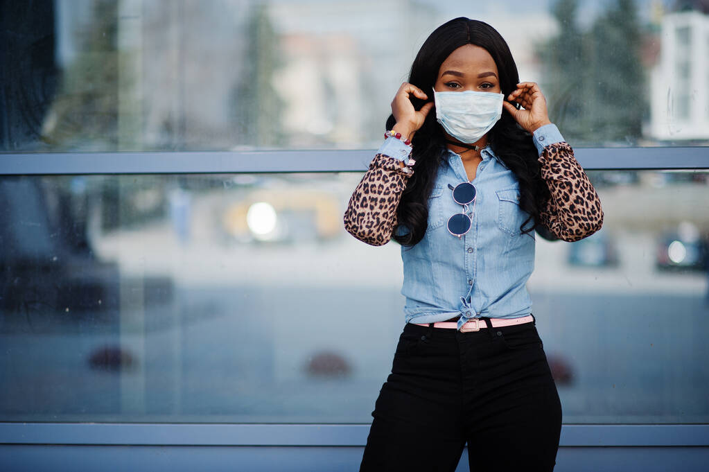 African american young volunteer woman wearing face mask outdoors. Coronavirus quarantine and global pandemic. - Photo, Image