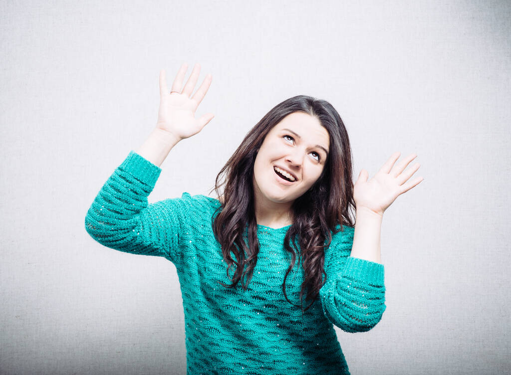 Счастливая девушка с поднятыми руками - Фото, изображение