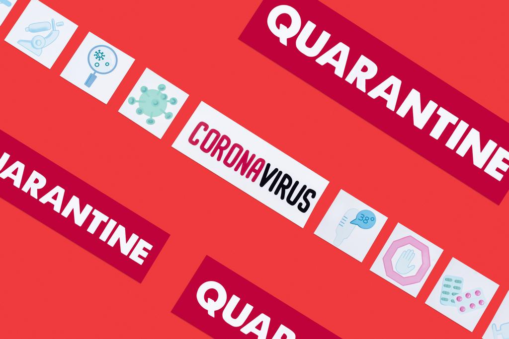 bovenaanzicht van quarantaine en coronavirus letters in de buurt van getekende medische foto 's geïsoleerd op rood  - Foto, afbeelding