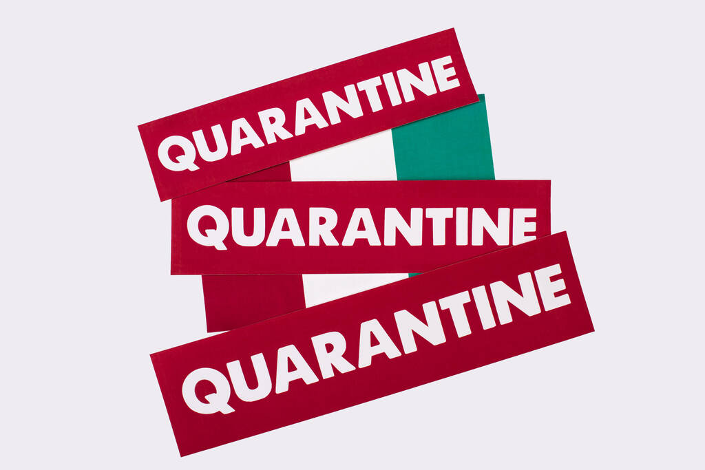 Draufsicht auf rote Karten mit Quarantäne-Schriftzug auf italienischer Flagge isoliert auf weißer  - Foto, Bild