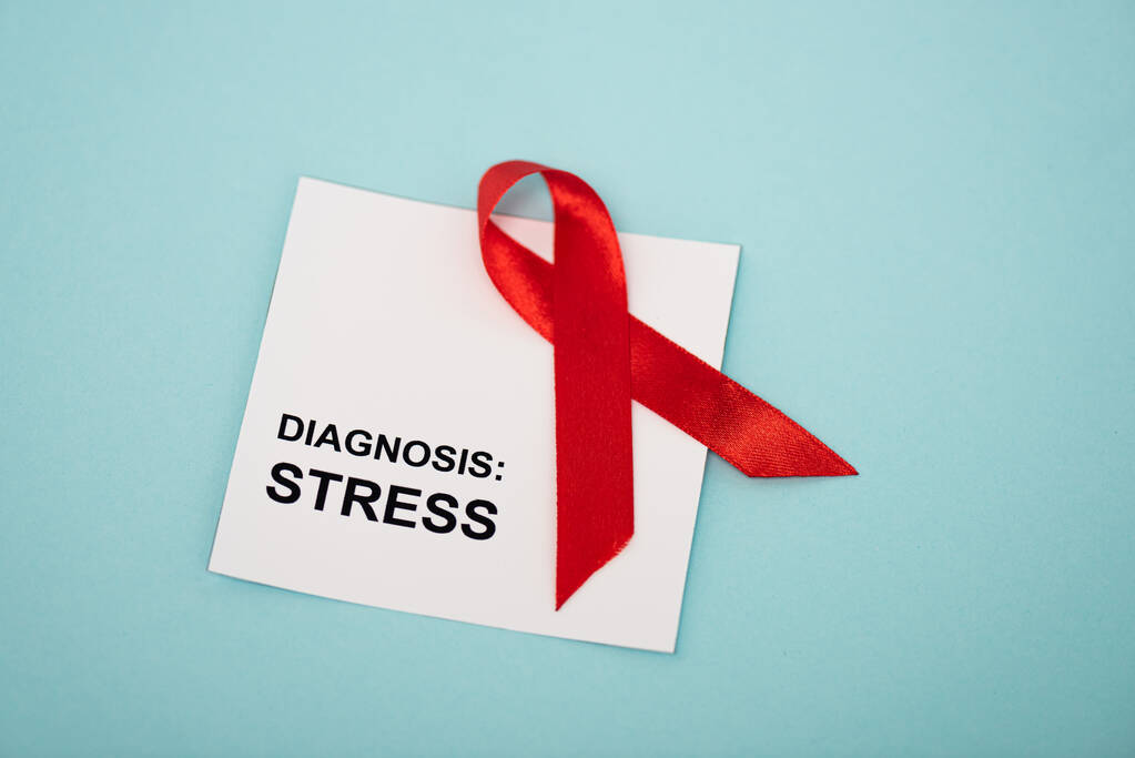 Vista superior de la tarjeta con diagnóstico de estrés y cinta roja aislada en azul
  - Foto, imagen