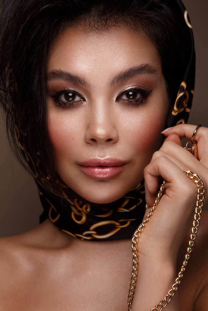 Mooi Aziatisch brunette model met volume krullen, klassieke make-up en sexy lippen. schoonheid gezicht. - Foto, afbeelding