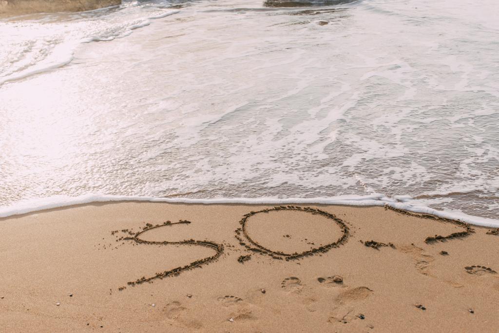 playa con sos letras en la arena cerca del mar
  - Foto, imagen