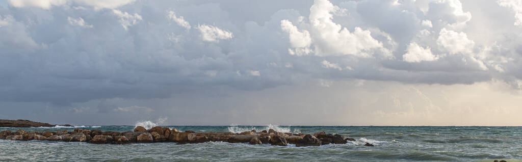 Panoramaaufnahme des Mittelmeeres vor wolkenverhangenem Himmel  - Foto, Bild