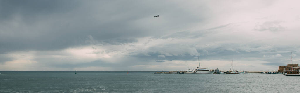 Panoramaaufnahme von Schiffen im Mittelmeer vor wolkenverhangenem Himmel  - Foto, Bild