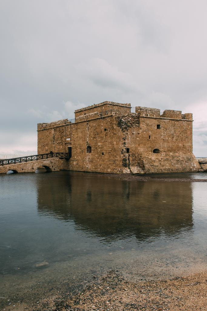 древний замок в Пафосе возле Средиземного моря
 - Фото, изображение