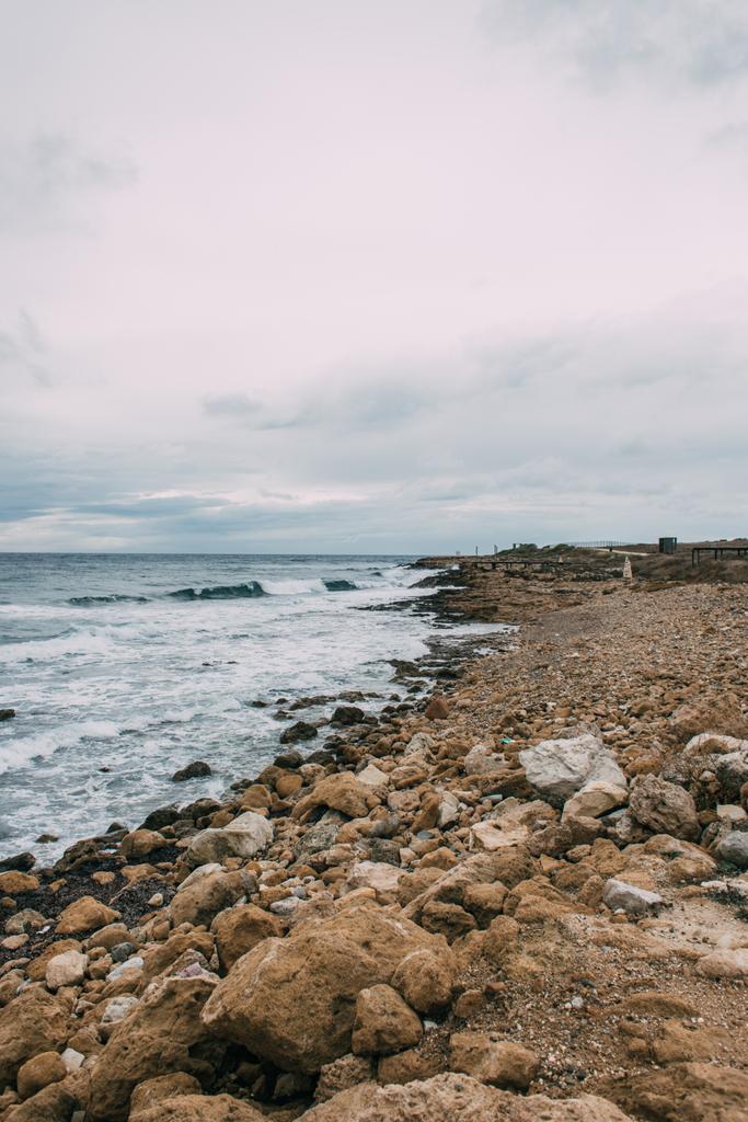 costa tranquila con piedras cerca del mar mediterráneo
 - Foto, Imagen