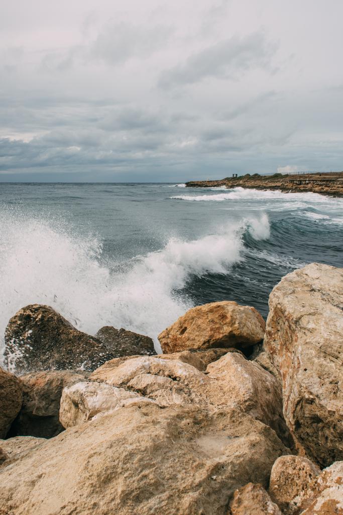 πιτσιλιές νερού από τη Μεσόγειο θάλασσα κοντά σε βράχους  - Φωτογραφία, εικόνα