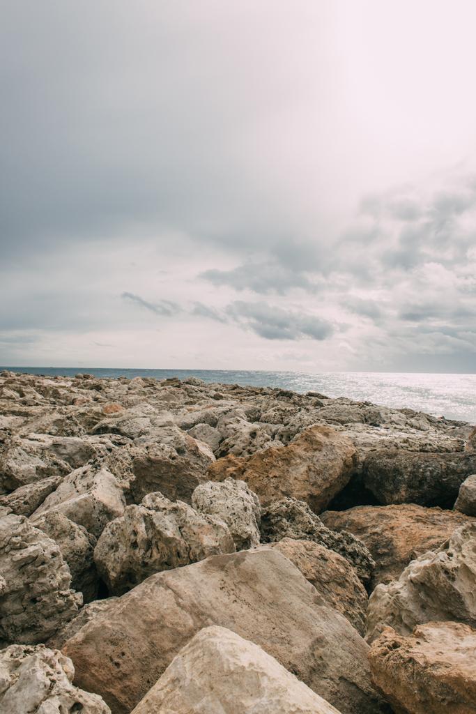Felsen am Mittelmeer gegen wolkenverhangenen Himmel  - Foto, Bild