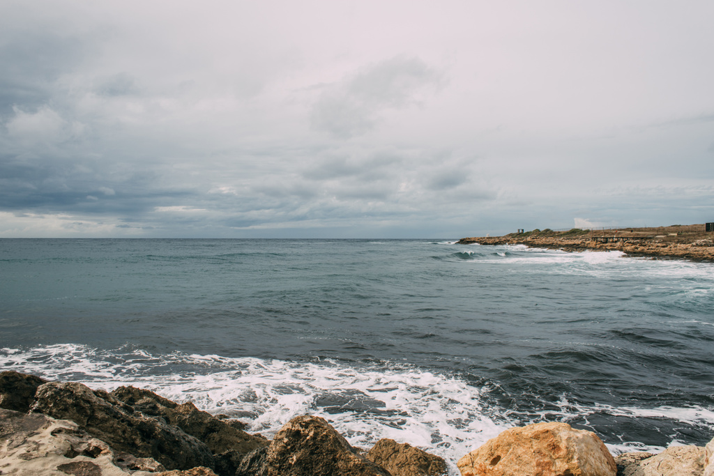 wybrzeże ze skałami w pobliżu Morza Śródziemnego przeciwko niebu z chmurami  - Zdjęcie, obraz