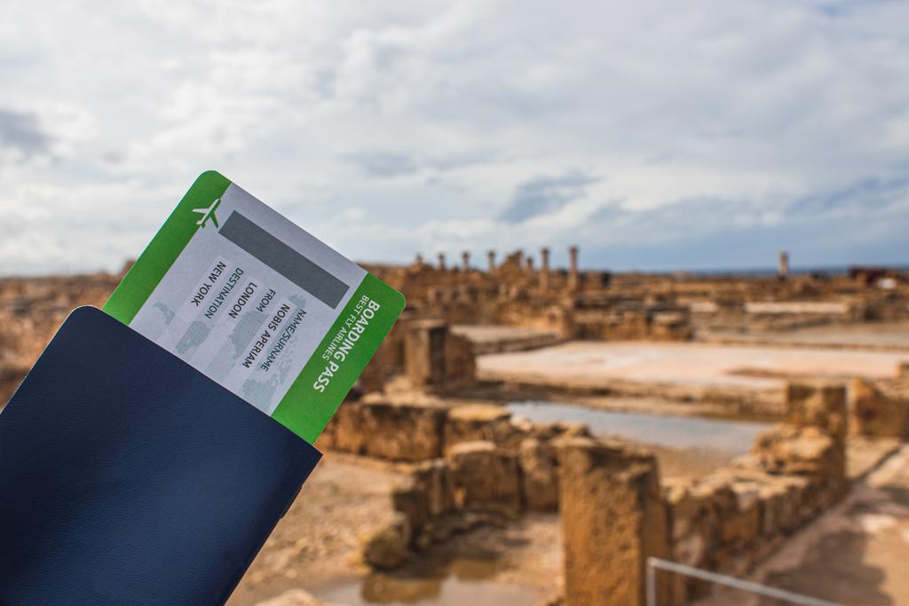 pasaporte y tarjeta de embarque cerca de la antigua Casa de Teseo en Cyprus
  - Foto, imagen
