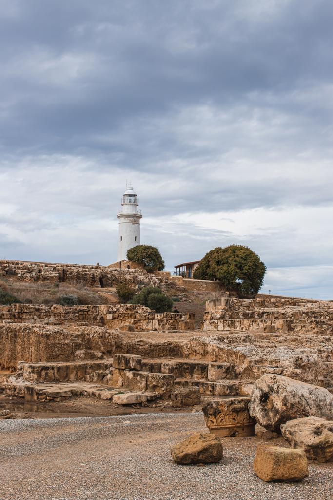 стародавній археологічний парк з руїнами і деревами біля маяка
  - Фото, зображення