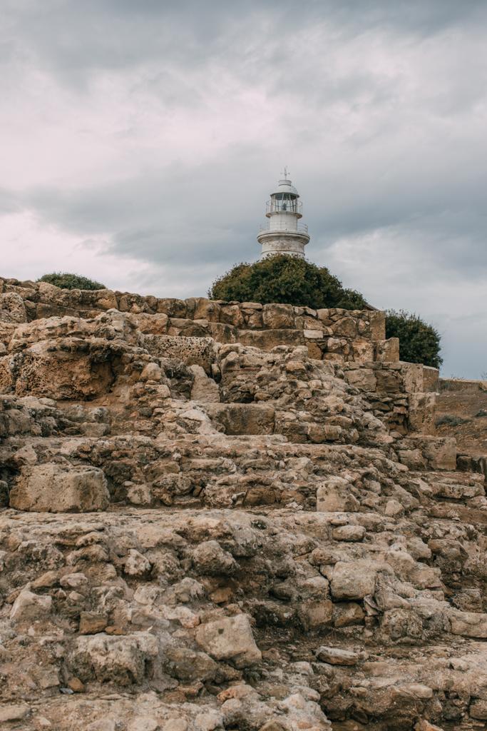 ancien parc archéologique avec ruines et rochers près du phare
  - Photo, image