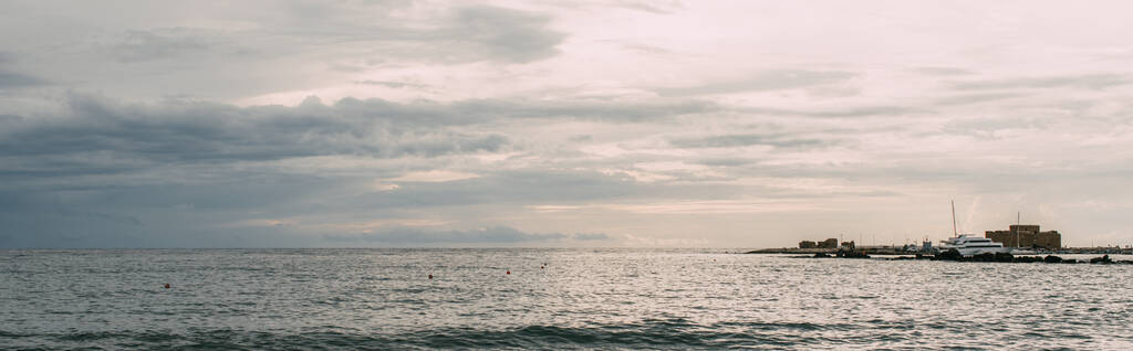 панорамний знімок білого корабля в Середземному морі
  - Фото, зображення