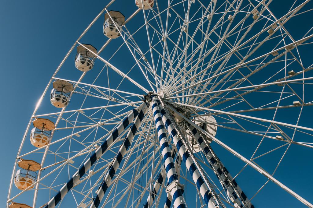 низький кут огляду колеса Феррі проти блакитного неба в літній час
 - Фото, зображення