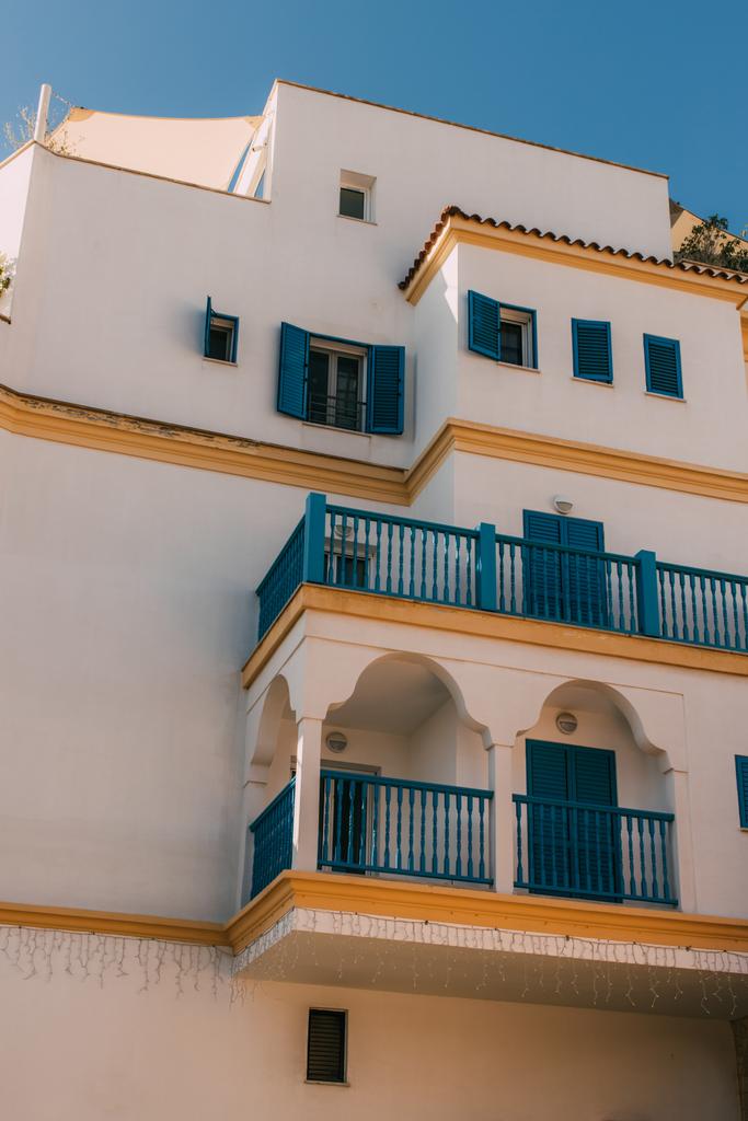 солнце на современном здании с голубыми балконами
 - Фото, изображение
