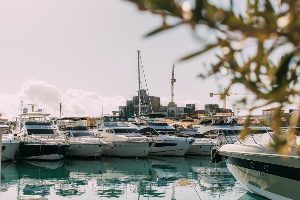 地中海におけるドッキングヨットの選択的焦点 - 写真・画像