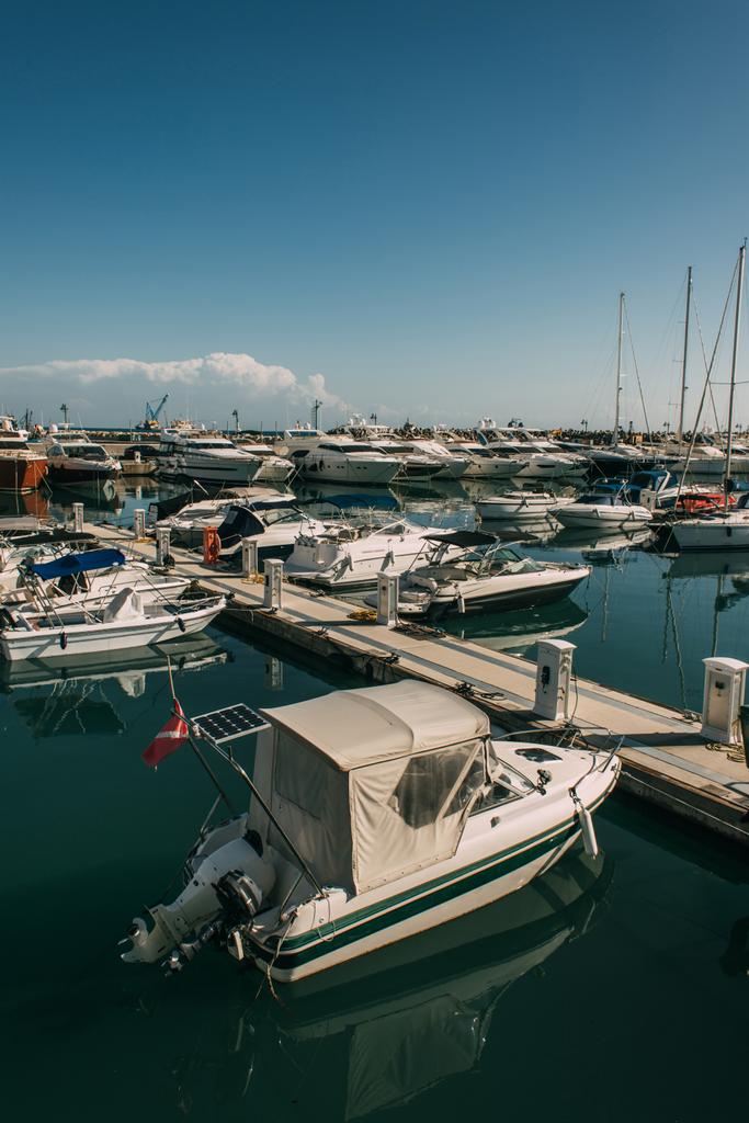 Akdeniz 'de modern ve limanlı yatlar - Fotoğraf, Görsel