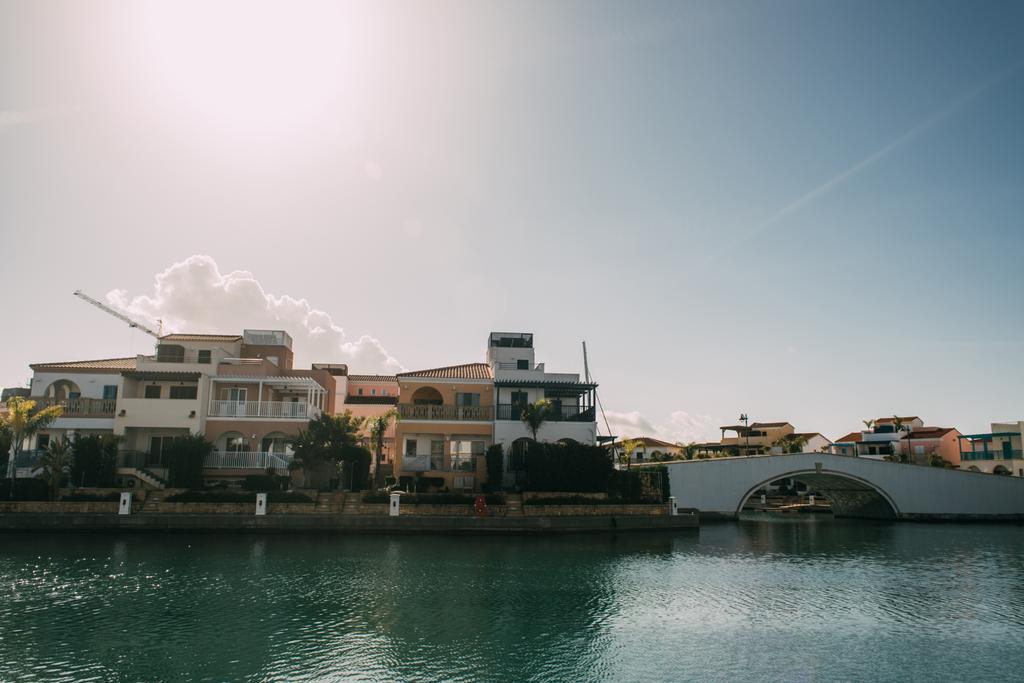 zonlicht op huizen in de buurt van de Middellandse Zee tegen blauwe lucht - Foto, afbeelding