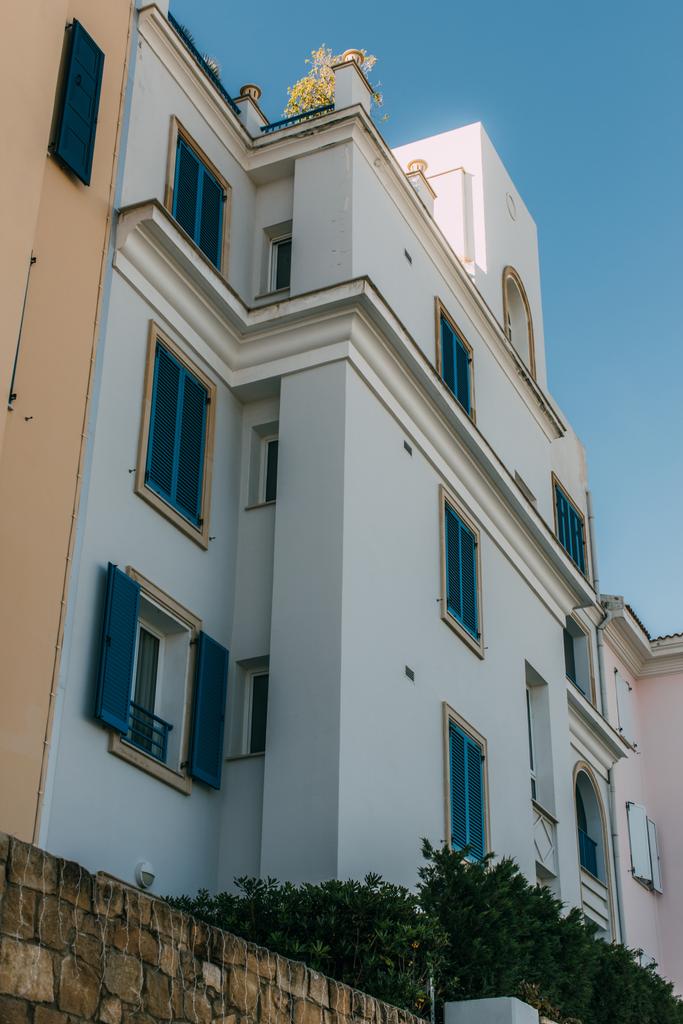 matala kulma näkymä modernin talon vastaan sininen taivas
 - Valokuva, kuva