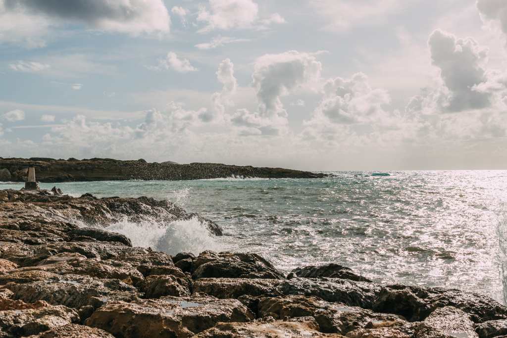 piedras húmedas cerca del mar Mediterráneo contra el cielo azul con nubes
  - Foto, imagen