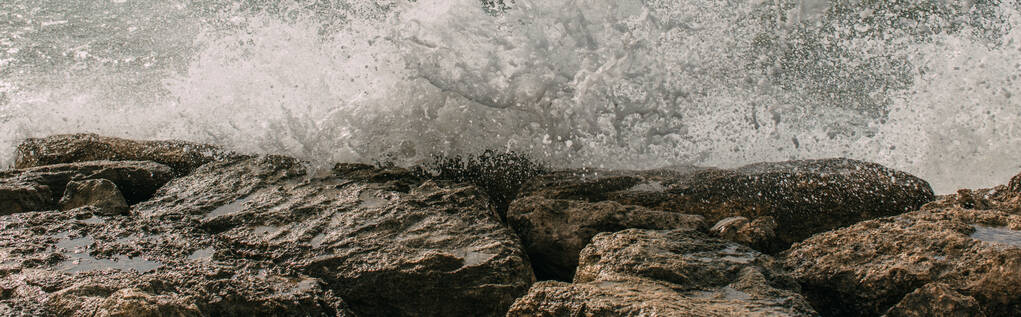 panoramiczny widok mokrych skał w pobliżu Morza Śródziemnego  - Zdjęcie, obraz