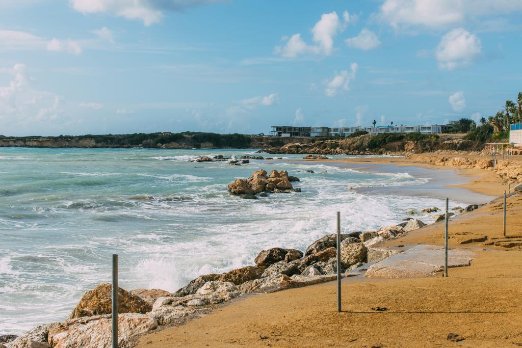 wybrzeże i plaża w pobliżu błękitnego Morza Śródziemnego  - Zdjęcie, obraz