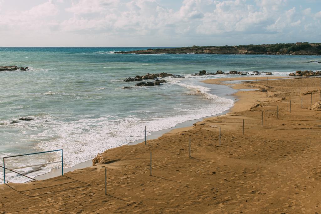 Akdeniz kıyısında mavi gökyüzüne karşı ıslak kumlu sahil - Fotoğraf, Görsel