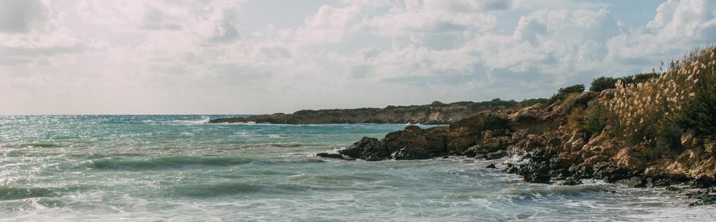 панорамный снимок береговой линии у Средиземного моря на фоне голубого неба
 - Фото, изображение