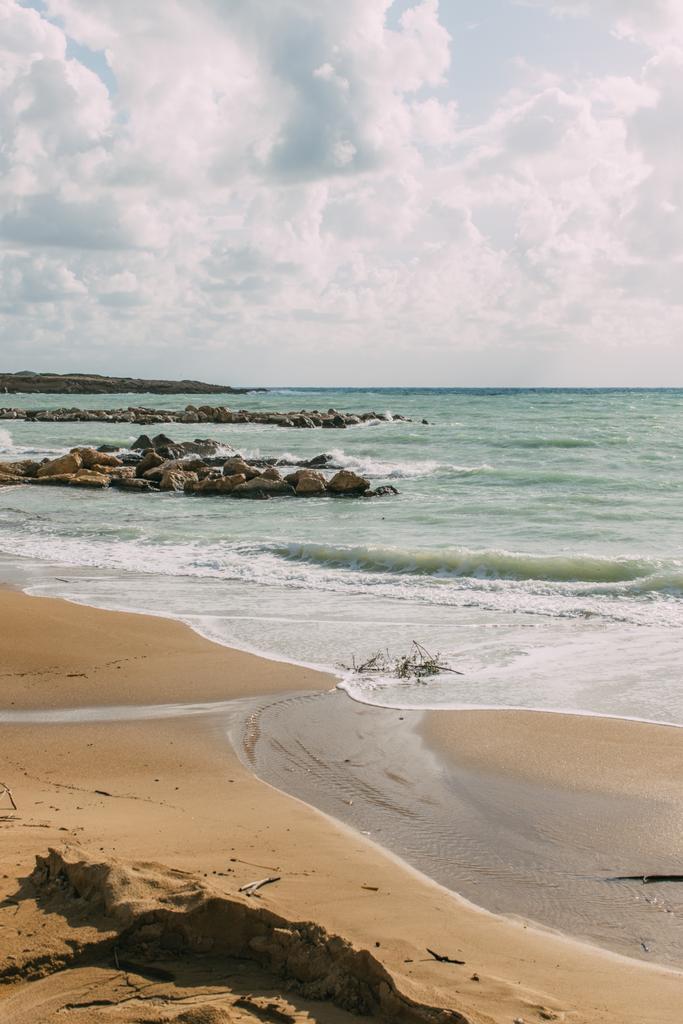 Akdeniz kıyısında kumlu bir sahil. Mavi gökyüzüne karşı. - Fotoğraf, Görsel