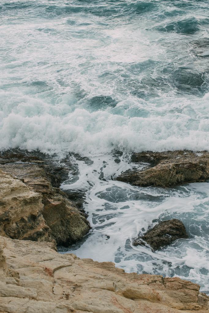 skały w pobliżu wody w Morzu Śródziemnym w Cyprze   - Zdjęcie, obraz