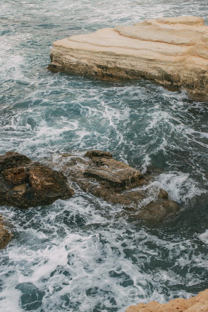 fehér hab sziklák közelében a Földközi-tenger kék vizében - Fotó, kép