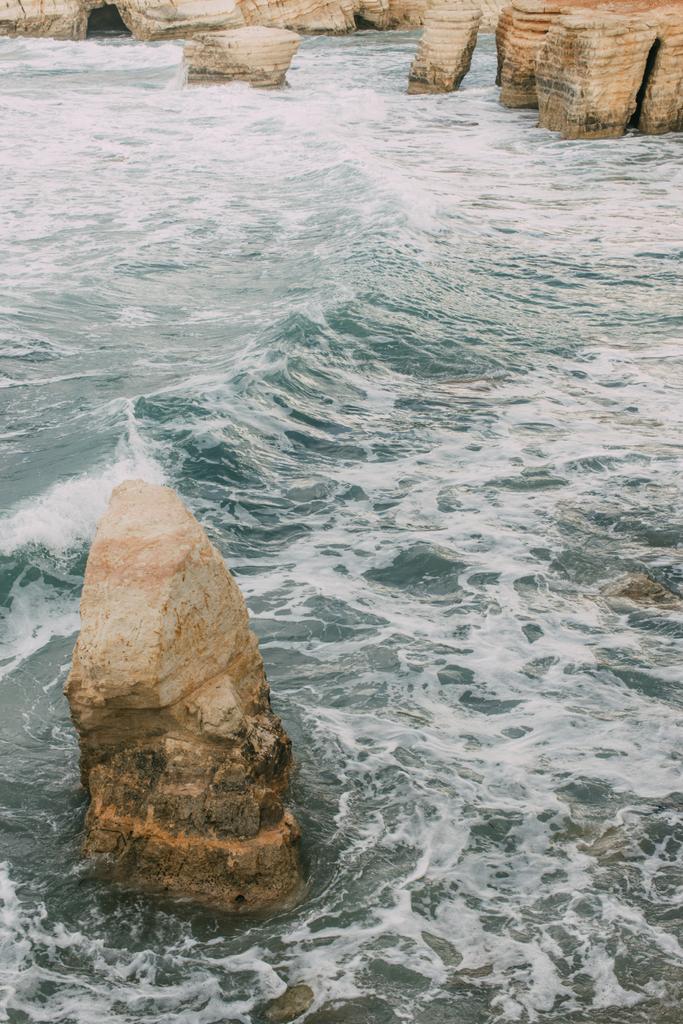 espuma blanca cerca de piedras húmedas en el agua del mar mediterráneo en cyprus
   - Foto, imagen