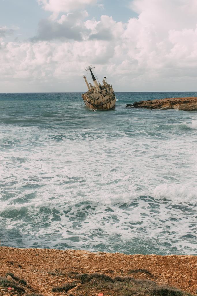 navio velho na água azul do mar Mediterrâneo
  - Foto, Imagem