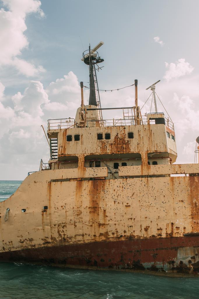 старий і іржавий корабель в Середземному морі
 - Фото, зображення