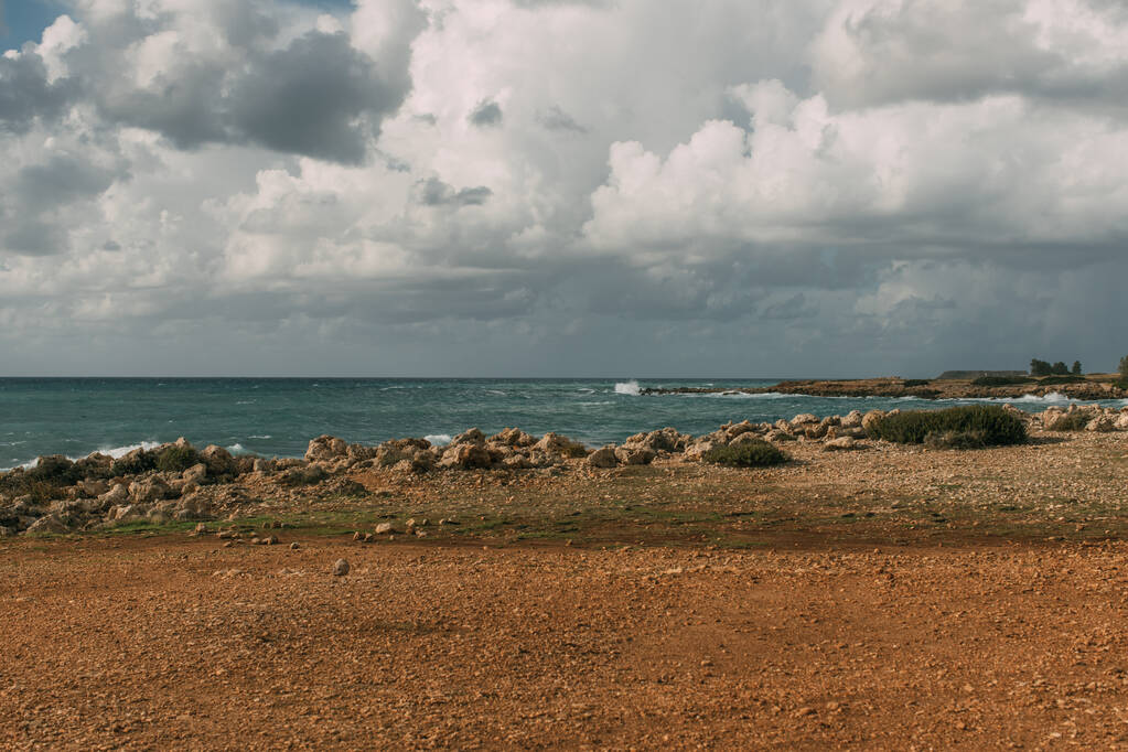 rotsen in de buurt van Middellandse Zee tegen de hemel met witte wolken  - Foto, afbeelding