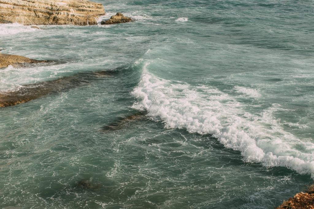 biała piana w błękitnej wodzie Morza Śródziemnego  - Zdjęcie, obraz