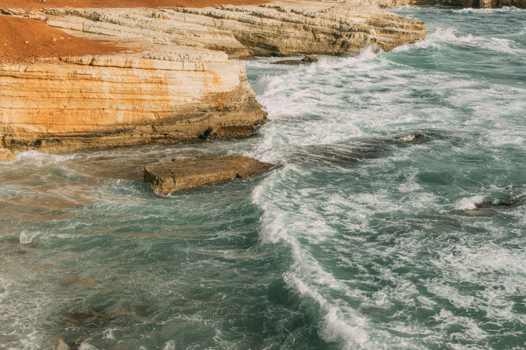 bílá pěna u skal v modrém moři  - Fotografie, Obrázek