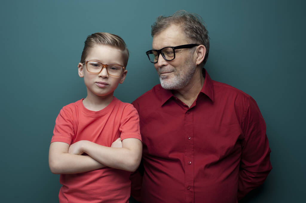 Lindo abuelo y nieto con gafas
 - Foto, imagen
