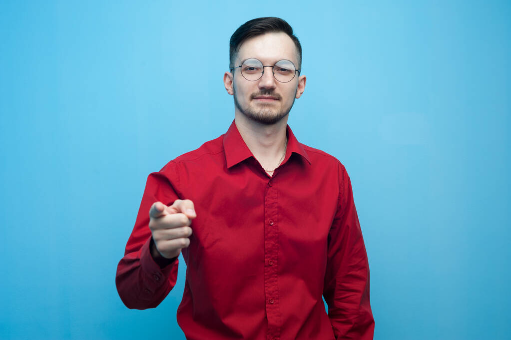 Jovem homem positivo em óculos e uma camisa vermelha
 - Foto, Imagem