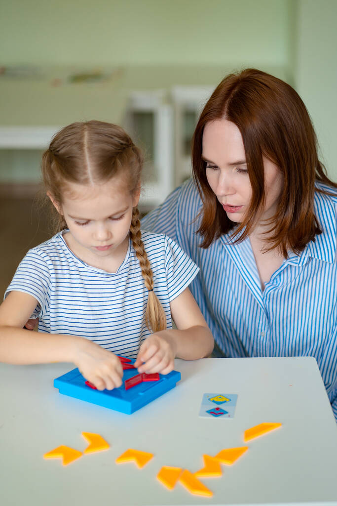 Moeder en dochter op te lossen wiskundige puzzel. - Foto, afbeelding