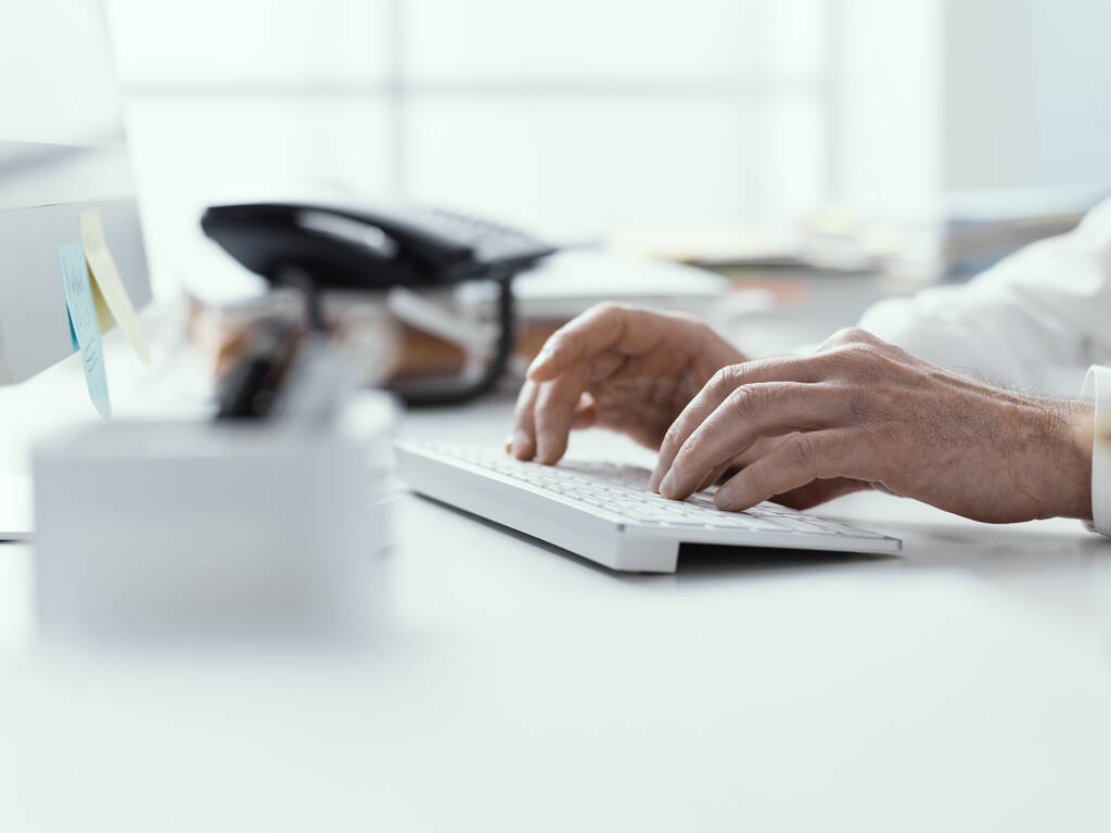 Podnikatel, který pracuje se svým počítačem v kanceláři, píše na klávesnici, ruce zavřené - Fotografie, Obrázek
