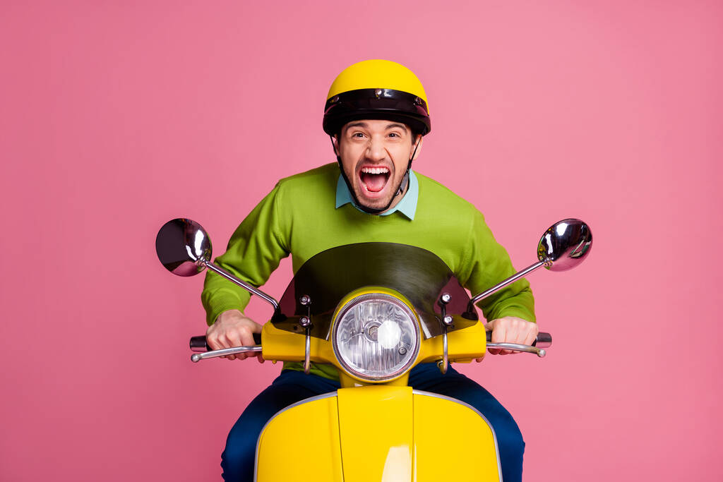 Портрет его он хороший привлекательный сумасшедший сверх радостно веселый веселый парень верхом на мотоцикле проводить время конкурс весело изолированы над розовым пастельным фоном
 - Фото, изображение